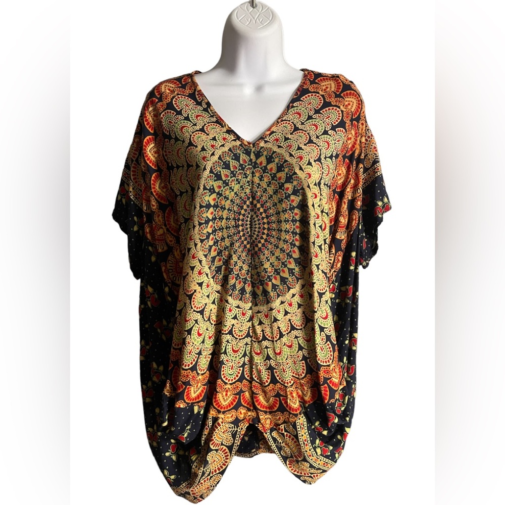 NWT.  ONESIZE BLOUSE by Sacred Threads.   BL/RD3.  220167